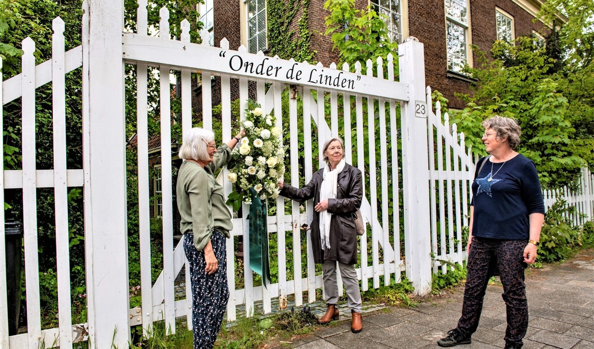 In mei werd een gedenkboeket gehangen op het hek bij de woning van de overleden bewoonster Ineke Verbeek (foto: Ronald Meekel). 