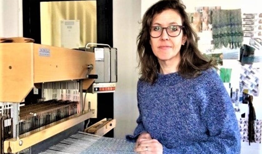 <p> Veronica Pock: "Sinds mijn jeugd ben ik aan het tekenen en schilderen en was ik dol op textiel.” (foto en tekst: Mélanie Struik).</p>