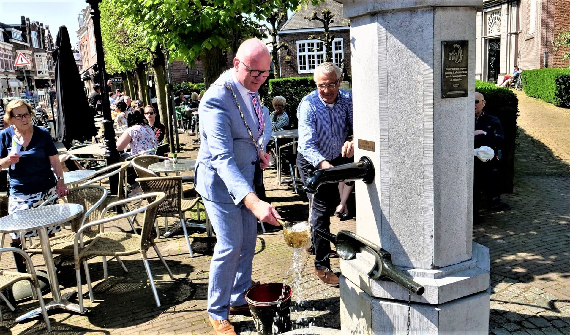 Start van het seizoen van Mooi Voorburg bij de dorpspomp (toen alles nog 'normaal' was) door burgemeester Tigelaar (foto: Ot Douwes).