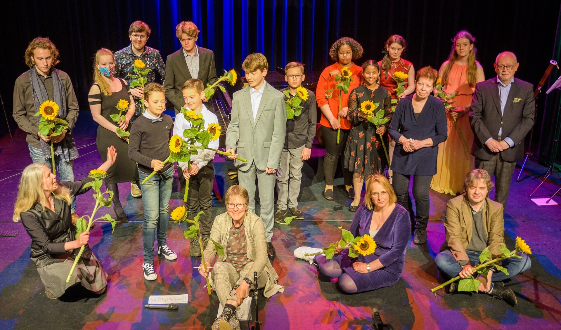 De deelnemers aan het Open Podium Talentenloods met jury, andere betrokkenen en zonnebloemen (foto: PFR/HF).