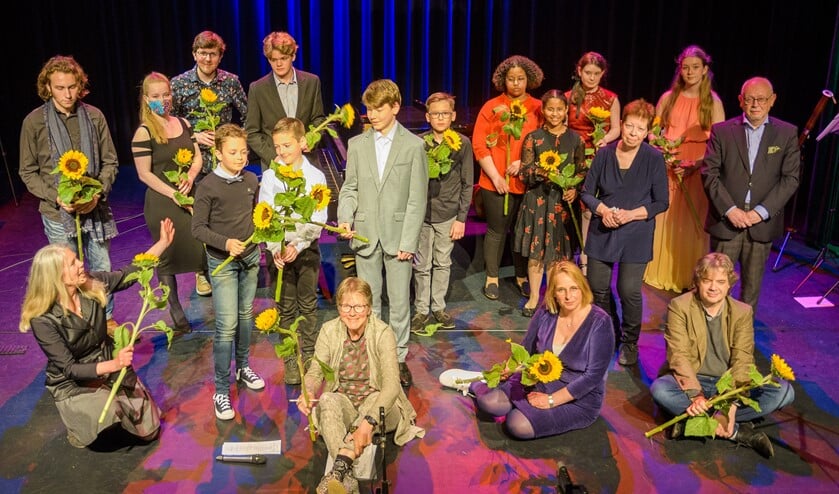 <p>De deelnemers aan het Open Podium Talentenloods met jury, andere betrokkenen en zonnebloemen (foto: PFR/HF).</p>