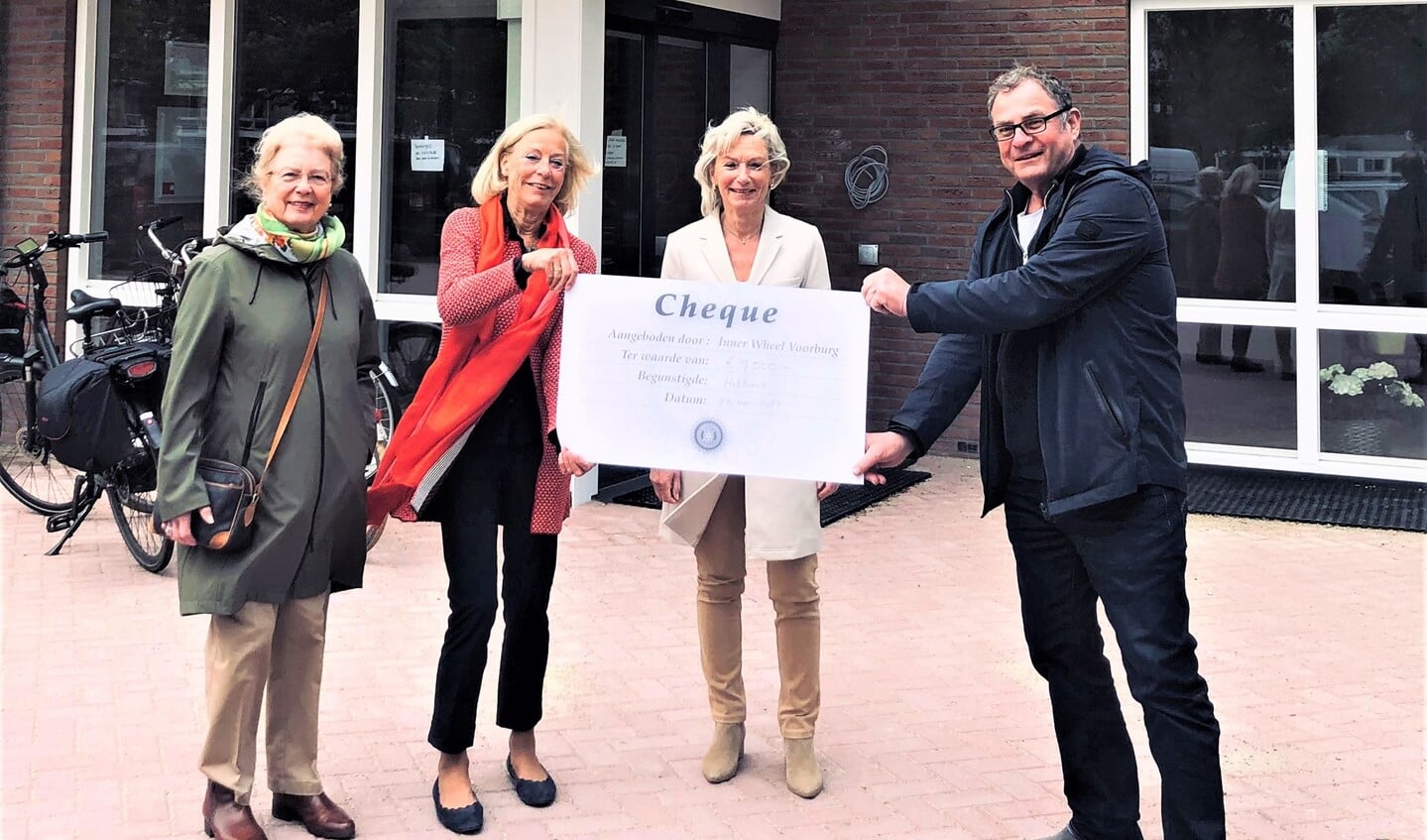 V.l.n.r. Trix Roggeband, Hella Klomp en voorzitter Roos Reichert van Inner Wheel overhandigen cheque aan Migiel van Lier van HetHuis (foto: pr).