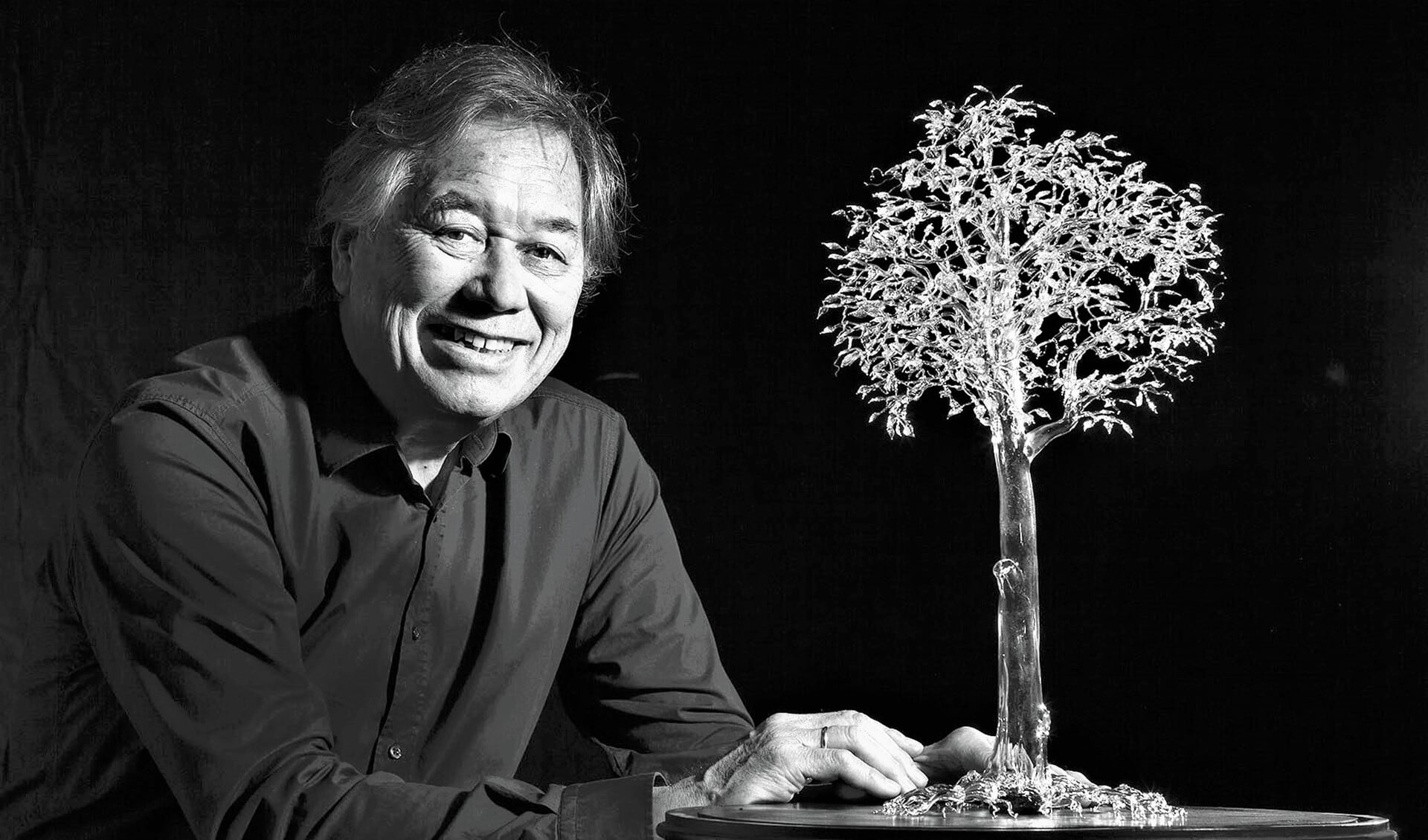 Ming Hou Chen met een door hem gemaakte boom van glas (foto: Hilbert Krane).