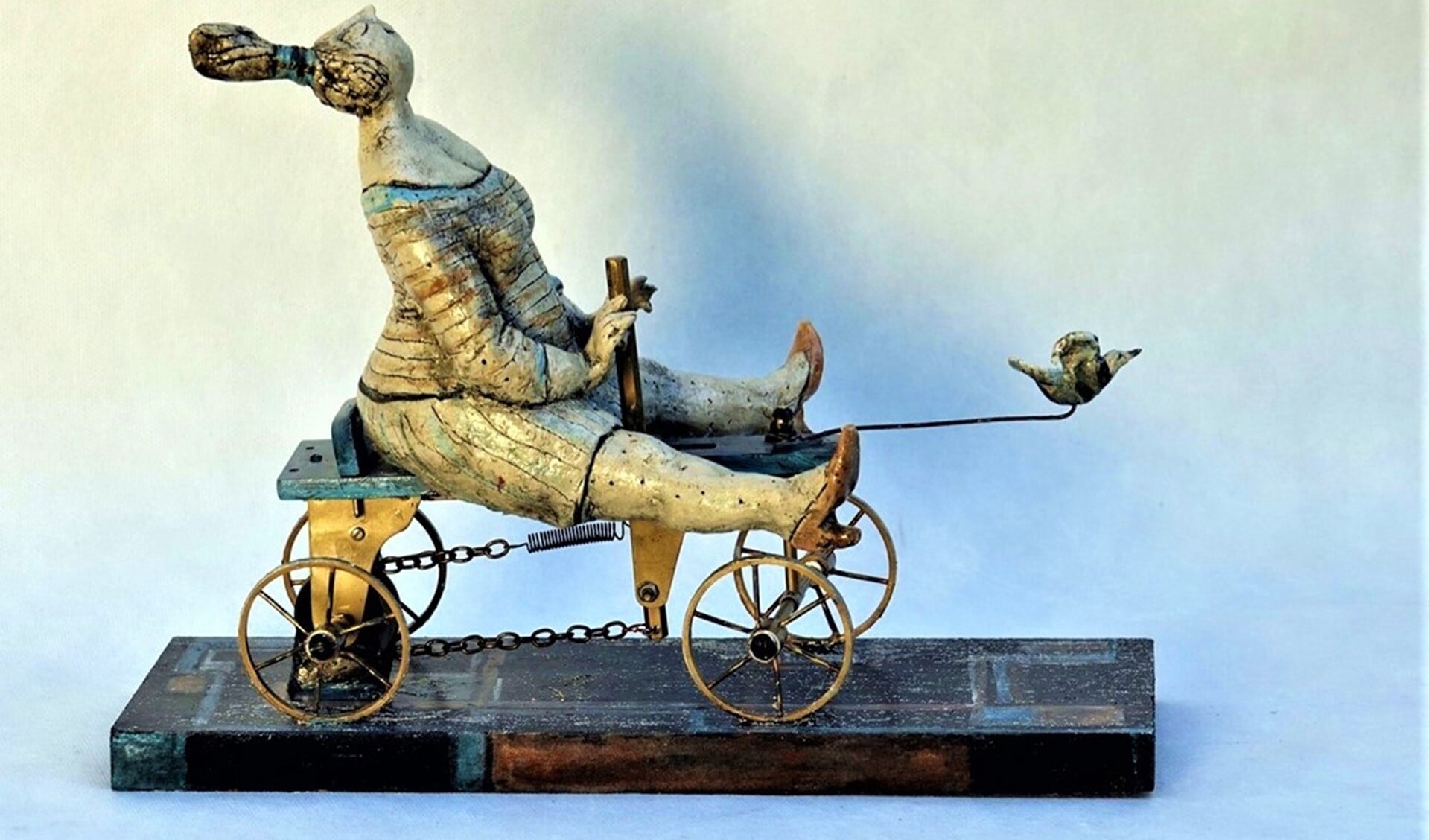 Te zien zijn o.a. geestige keramische beelden van Hermien Buytendijk, zoals 'Fietsen met de wielen die je hebt' (foto: pr ArtiBrak).