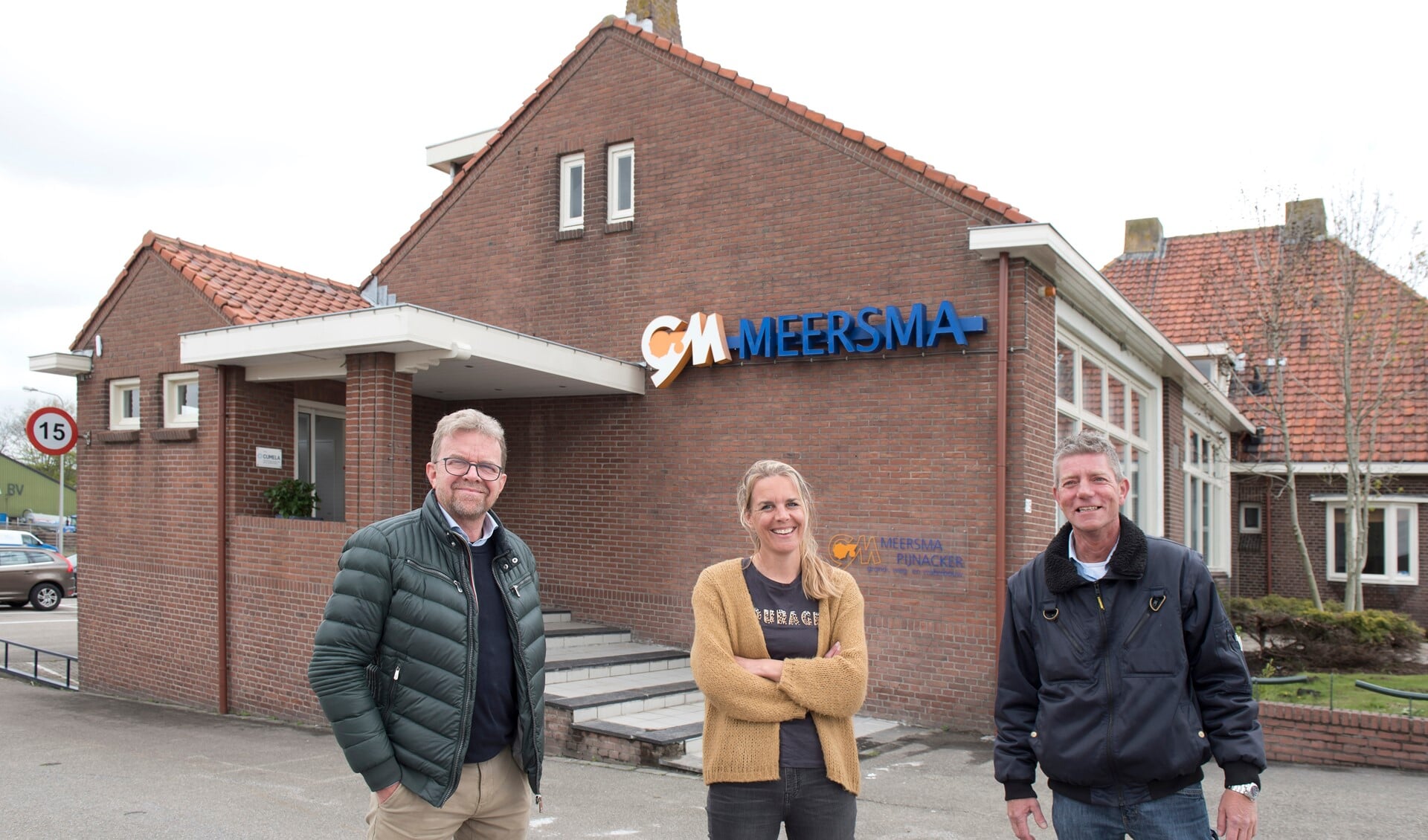 Paul Keller, Nancy van Zon en Ingmar van der Neut bij het ‘oude, nieuwe kantoor’ van Meersma Holding BV. (foto: Cok van den Berg)