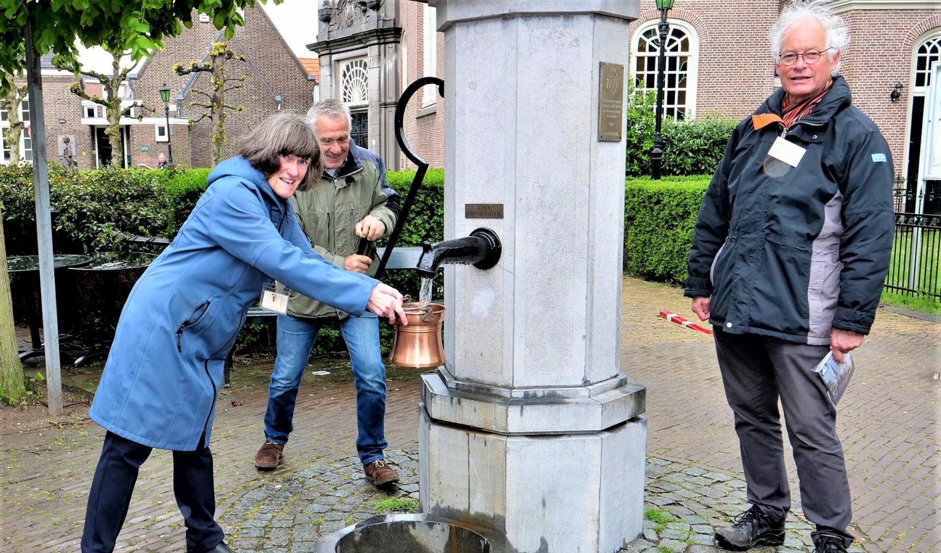 Bestuursleden van Mooi Voorburg stellen de dorpspomp in gebruik (foto: Ot Douwes).