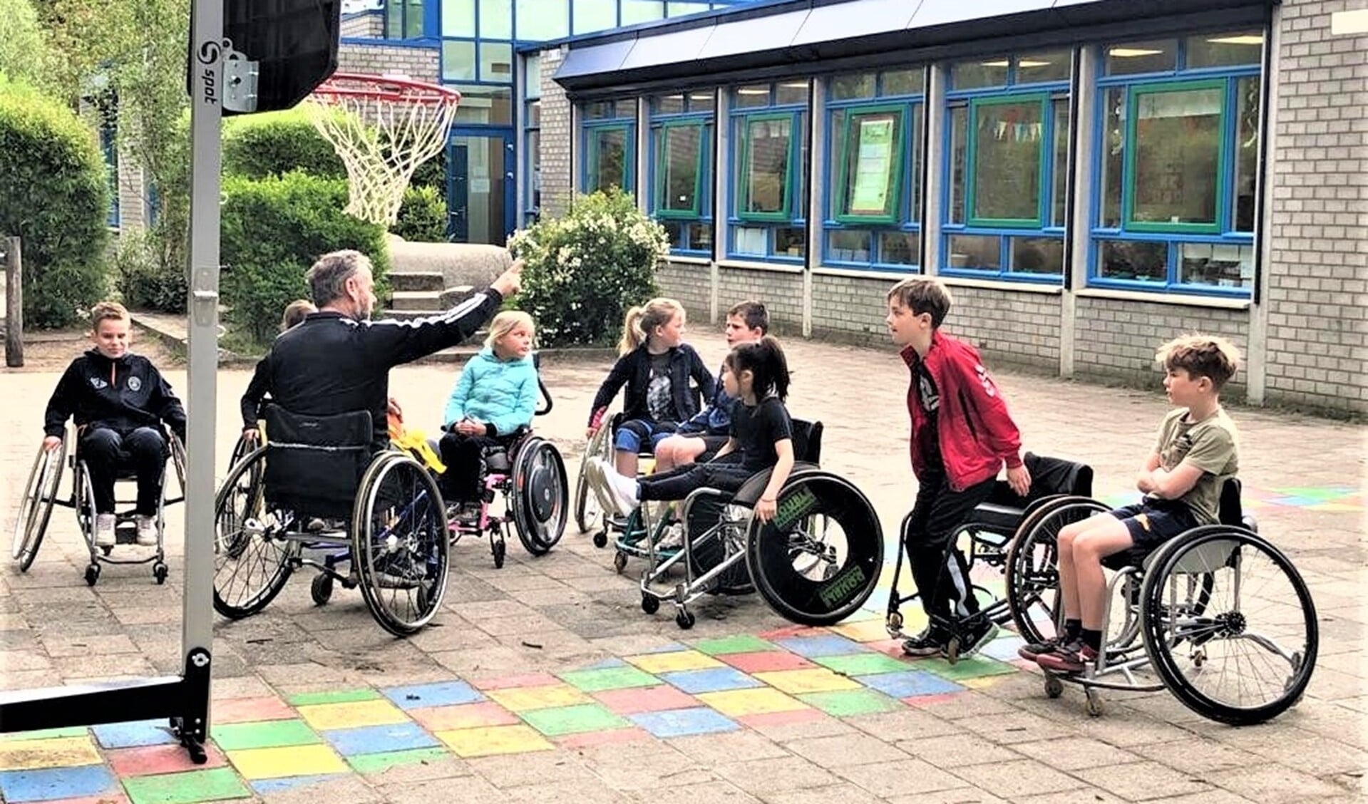 Speciaal voor een leerling van De Tandem was het onderdeel rolstoelbasketbal toegevoegd aan het programma. Ze was dolenthousiast (foto: pr SenW).