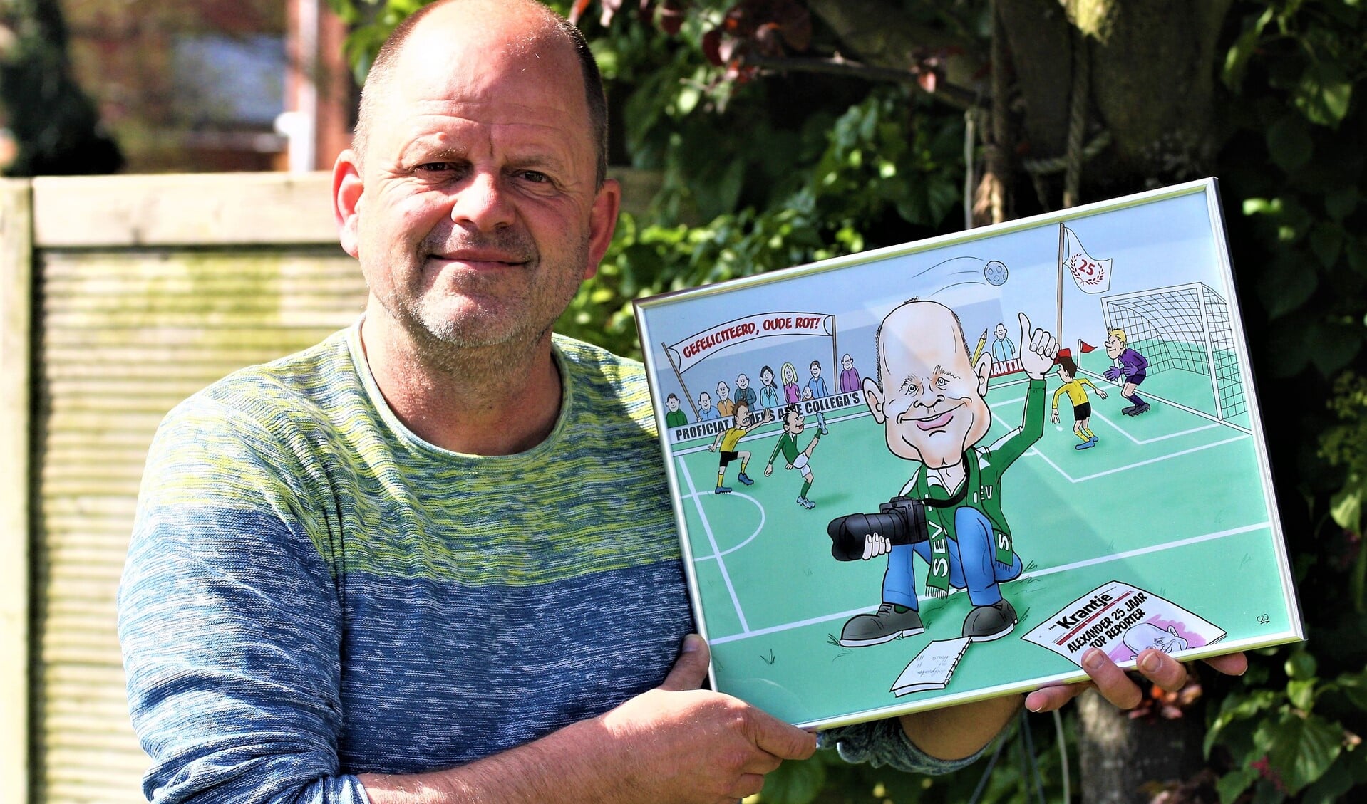 Alexander Wagener met de karikatuurtekening die hij ontving voor zijn 25-jarig jubileum bij Het Krantje (foto: Ben Wagener).
