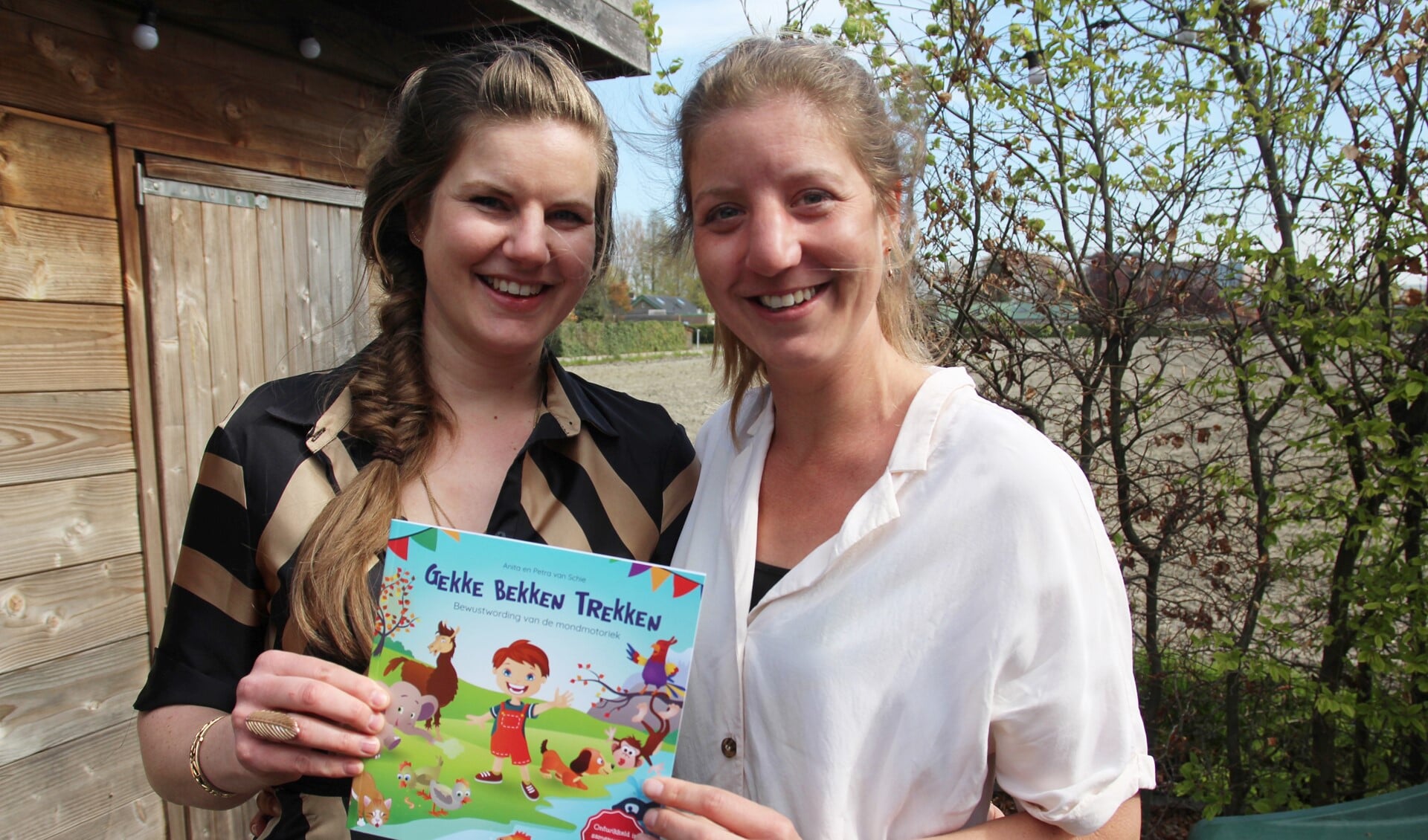 Anita en Petra zijn heel blij met het boekje ‘Gekke bekken trekken’.