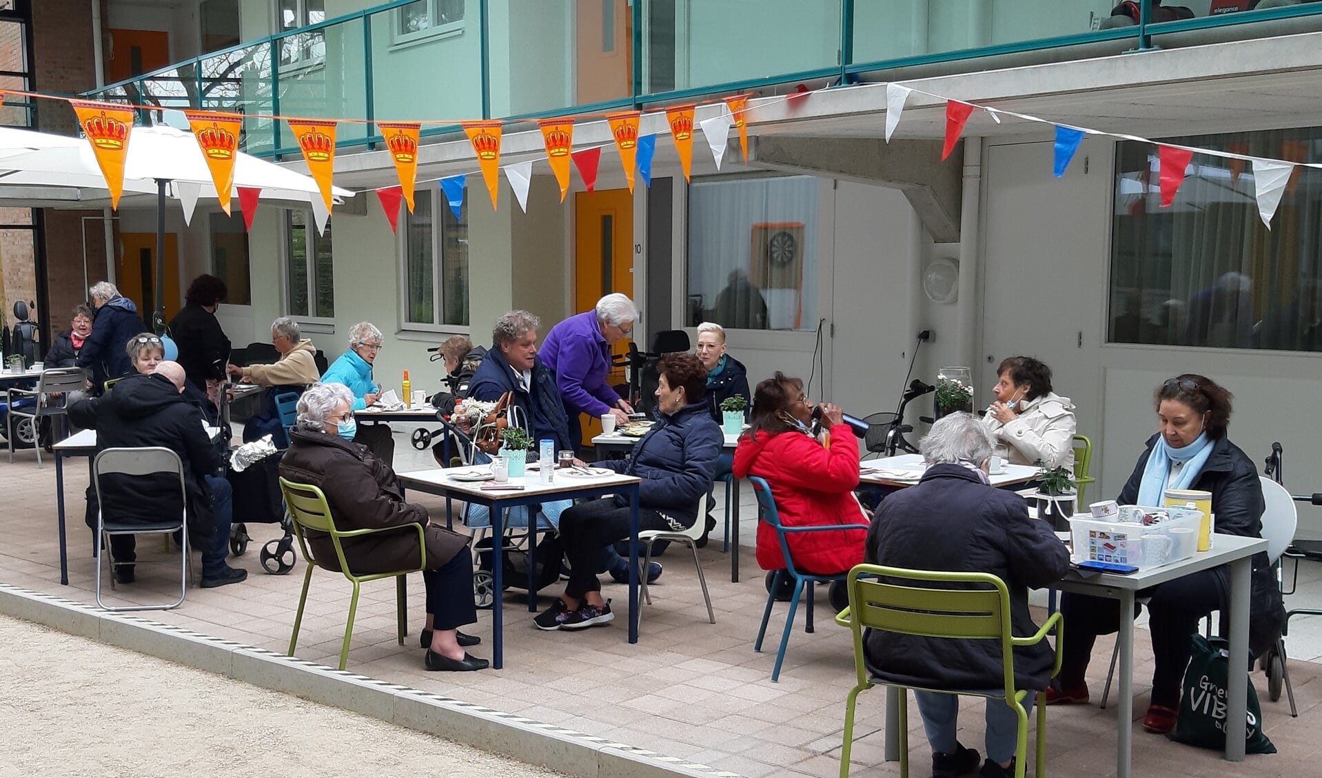De bewoners genoten van pannenkoeken in het verbouwde ontmoetingscentrum in het atrium van wooncomplex Mariënpark (foto: pr). 