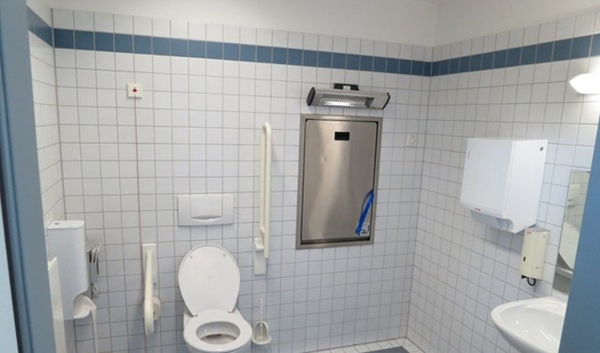 Aangepaste badkamer met toilet.