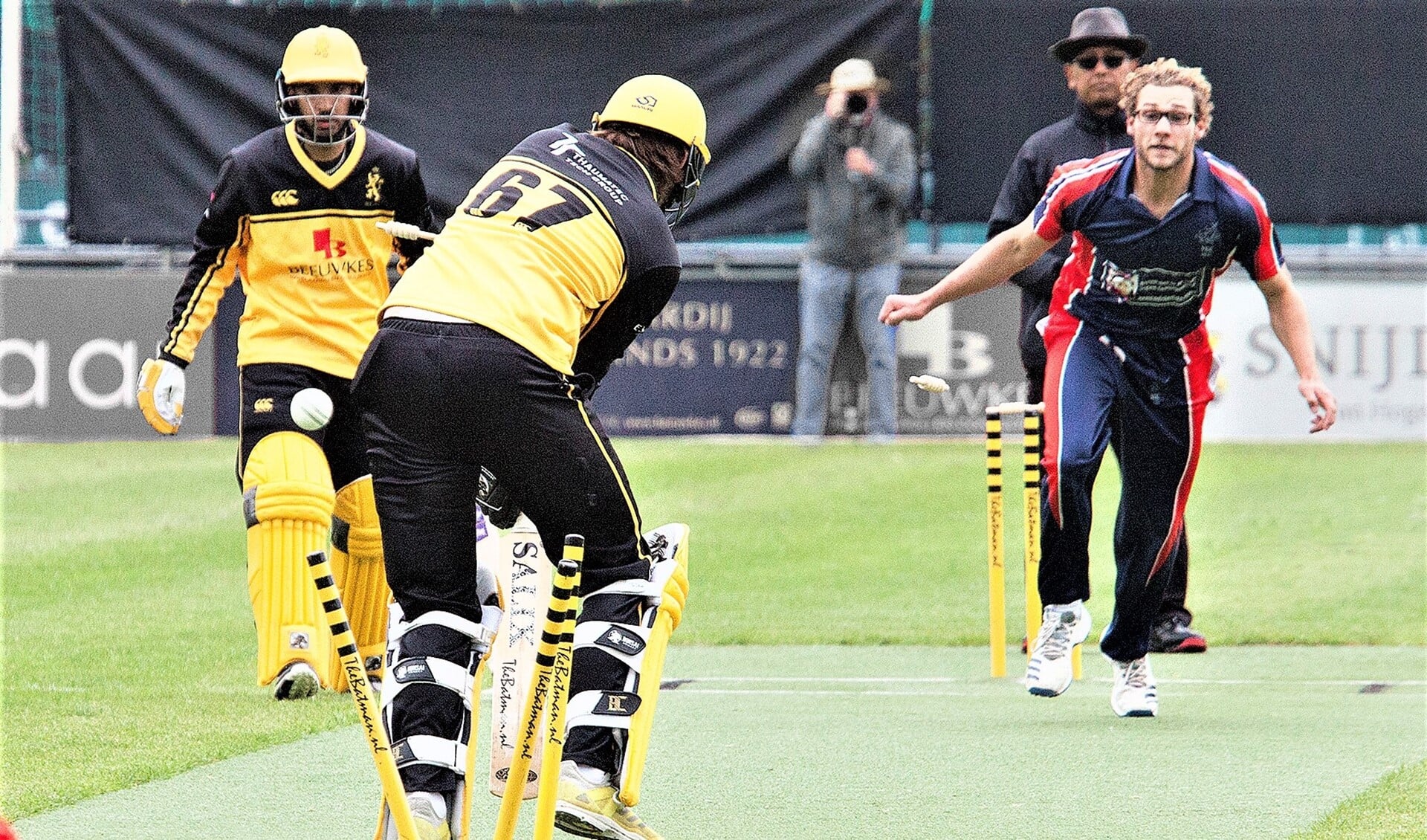 Viv Kingma bowlt Tonny Staal (HCC). Een dag later zou de Voorburger uitblinken met vijf wickets (foto: Mark Steffelaar).