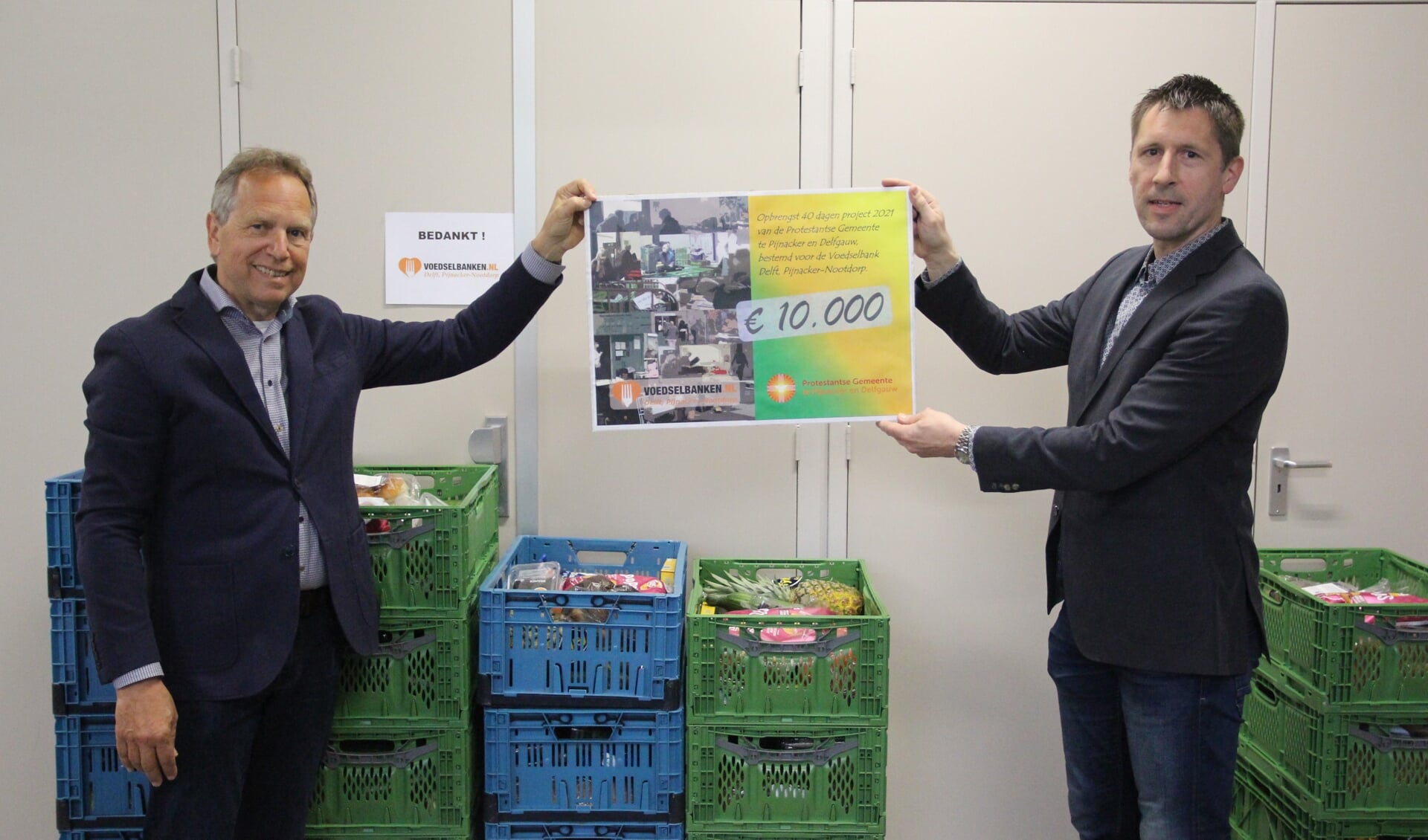 Lennart de Prieëlle (rechts) overhandigt een cheque van 10.000 euro aan voorzitter Peter Vogelaar van de Voedselbank Delft/Pijnacker-Nootdorp.