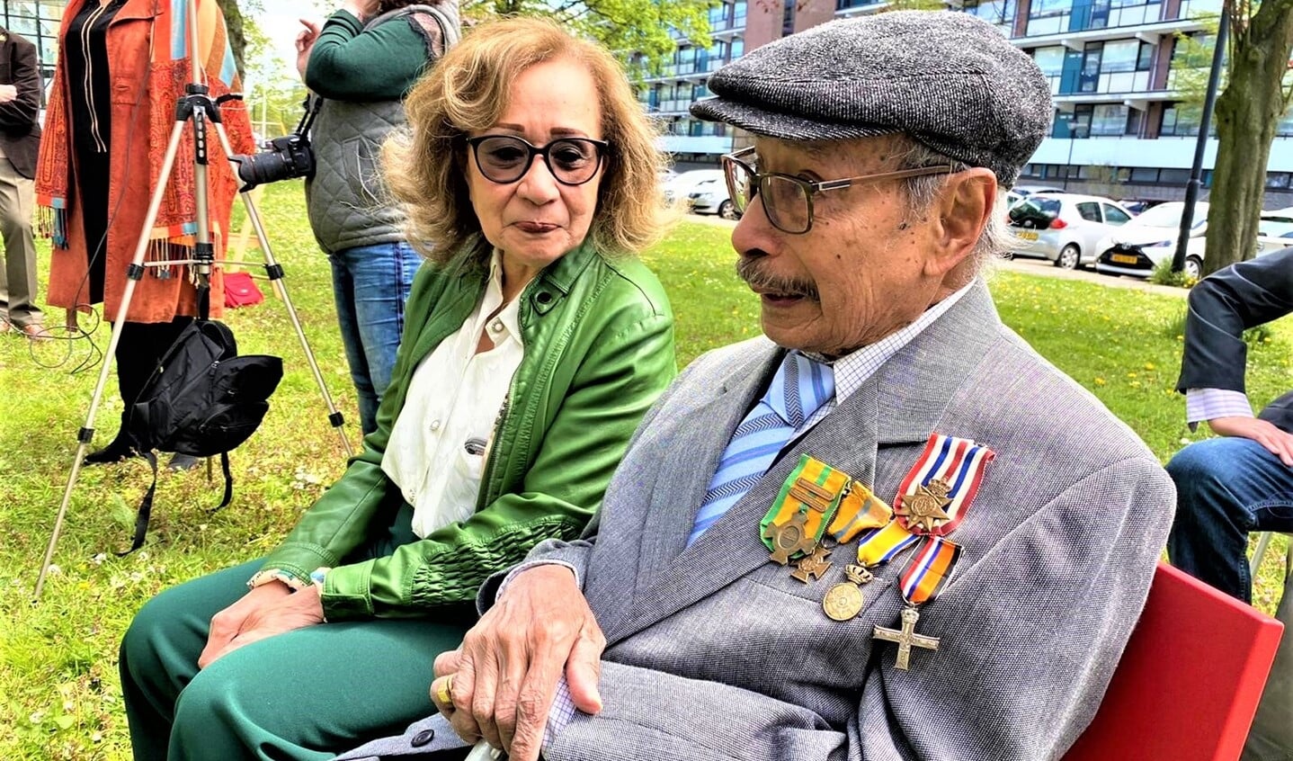 De 103-jarige veteraan Petrus Pieter de Kock met dochter Irene Luongo (foto: gemeente LV).