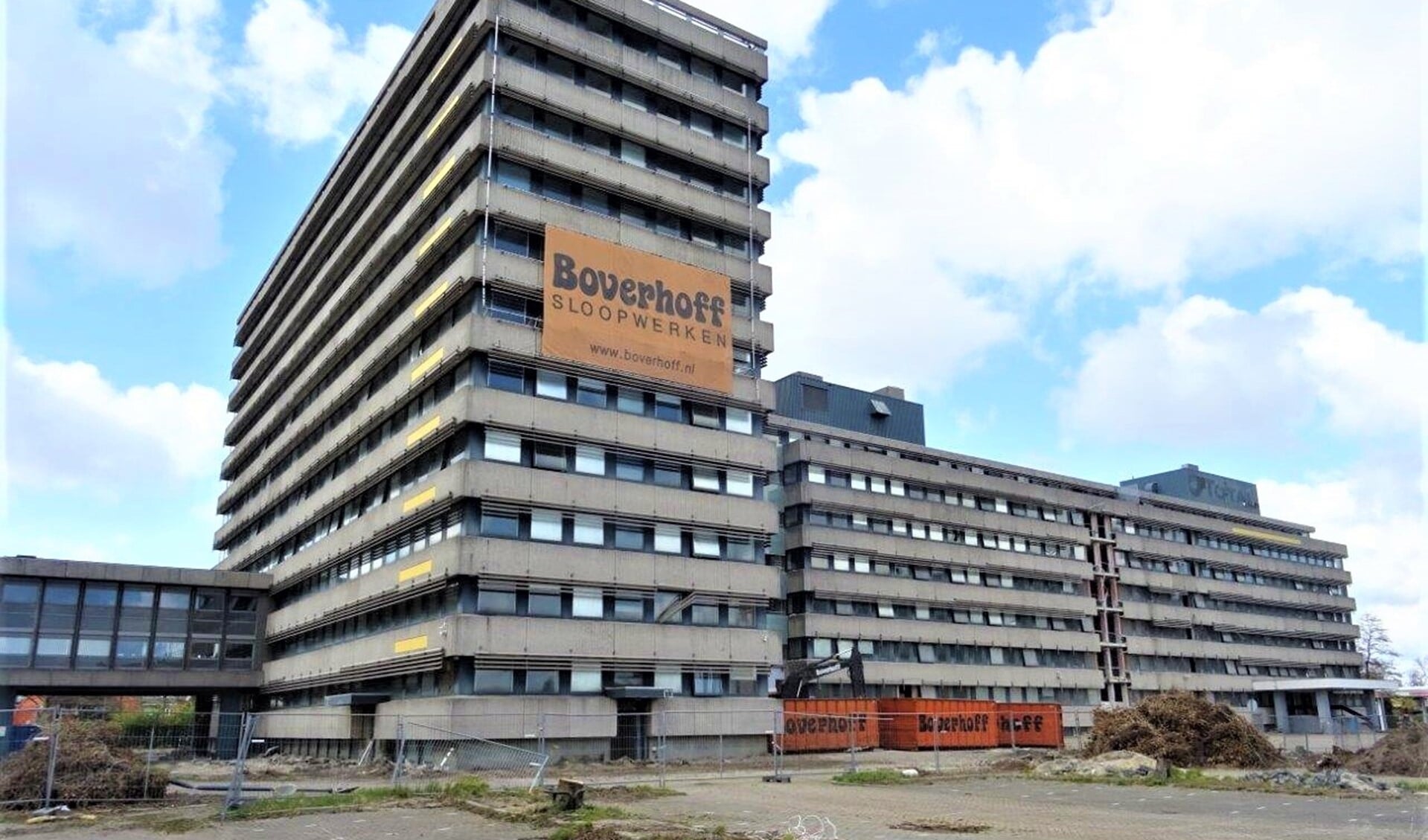 Het kantoorgebouw Damsigt waar voorheen oliemaatschappij Total was gevestigd (foto: Ap de Heus).