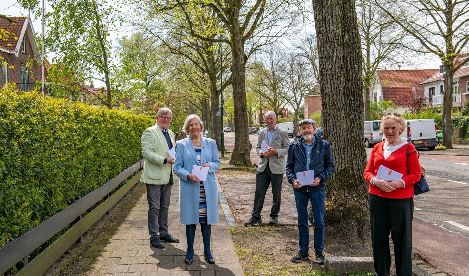 Bestuursleden aan het begin van de Mariannelaan. V.l.n.r.: Alfred van Bunge, Tilly Zwartepoorte, Marcel Mooijman, Kees van der Leer, Marieke Spliethoff (foto: Ronald Meekel).