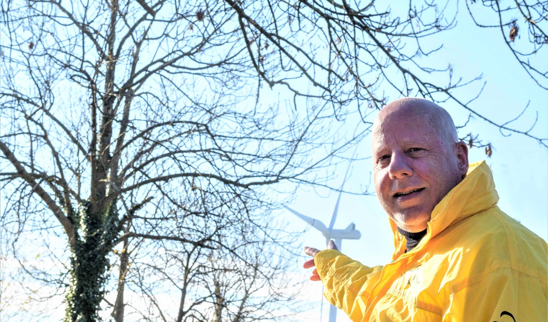 GBLV-raadslid Hans Peter Klazenga met op de achtergrond de ontsierende en overlastgevende windturbine (foto: GBLV).