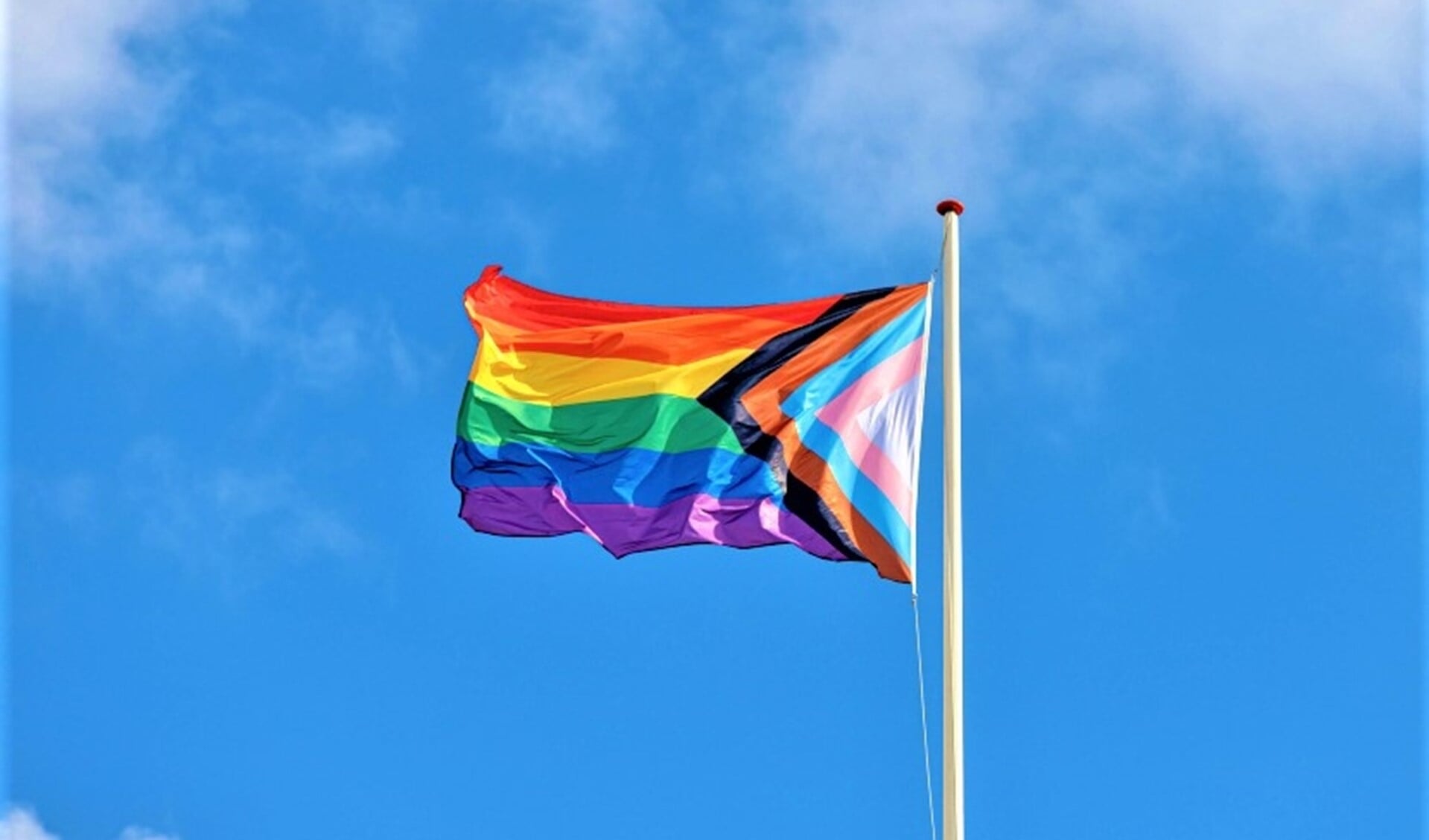 De gemeente hijst de inclusieve regenboogvlag om aandacht te besteden aan Roze Zaterdag (foto: pr gemeente). 