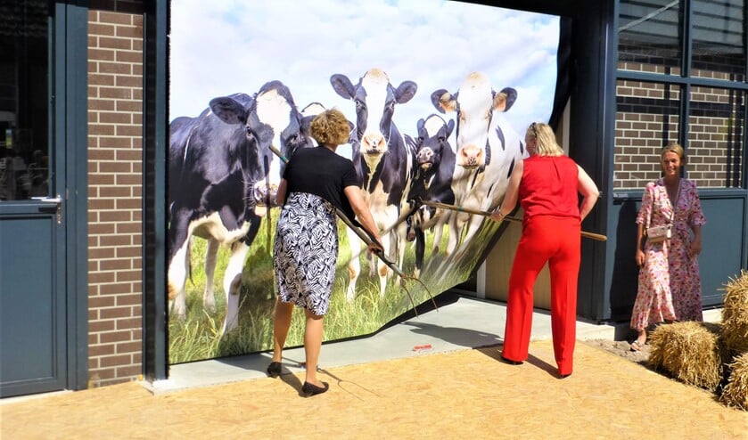 <p>Gedeputeerde Willy de Zoete en wethouder Astrid van Eekelen jaagden de koeien opzij voor de tentoonstelling in stal de Barn (foto: pr).</p>