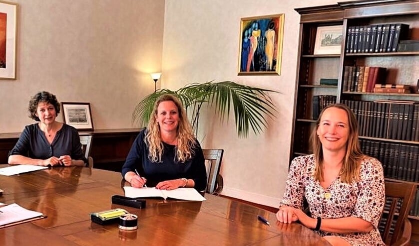 Het bestuur van de nieuwe vereniging (v.l.n.r.) Paula Zwijgers (secretaris), Ilse Dijkman (voorzitter) en Femke Roos (penningmeester).