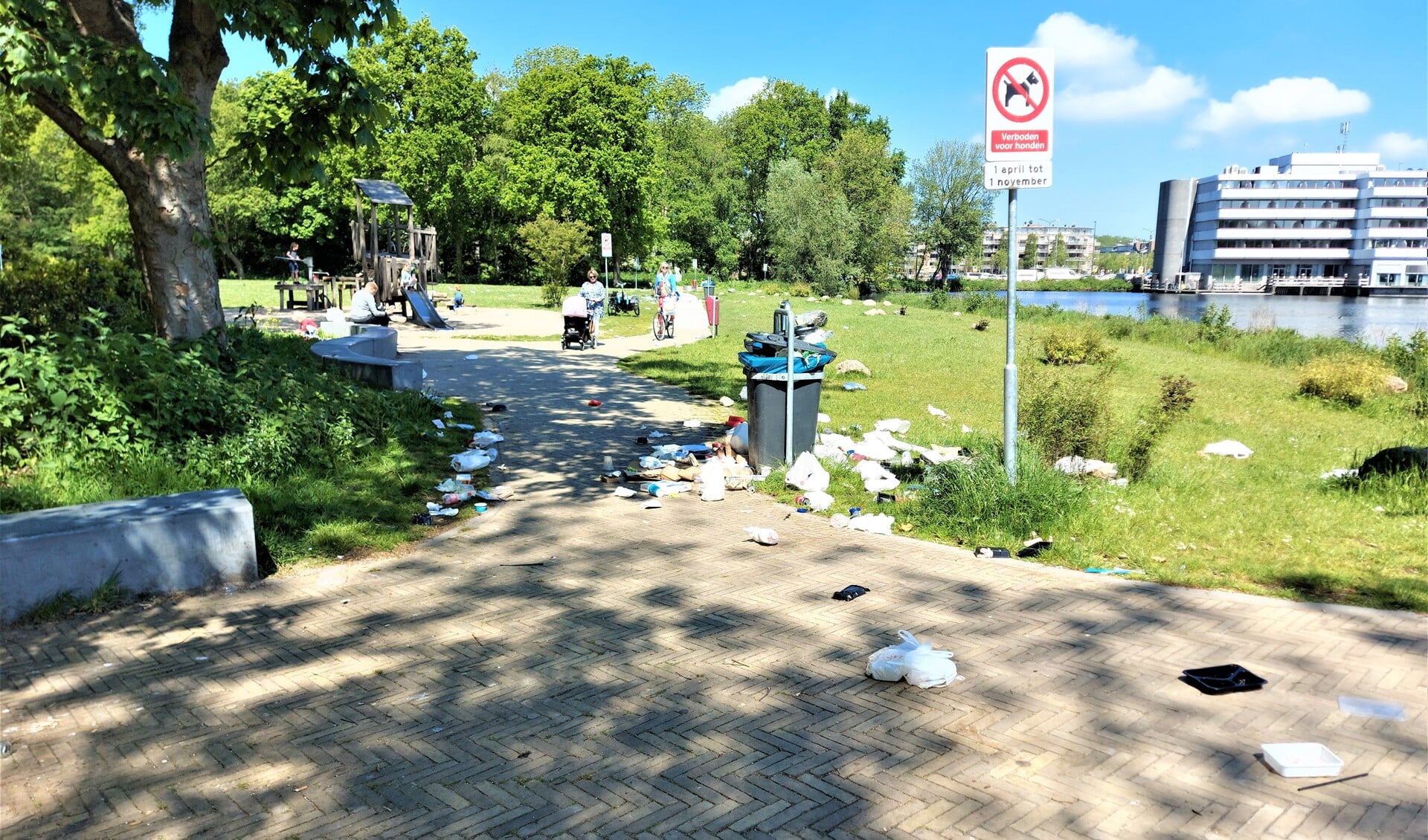 Rotzooi rond de afvalbakken in het Zijdepark (foto: Marielle Bodde).