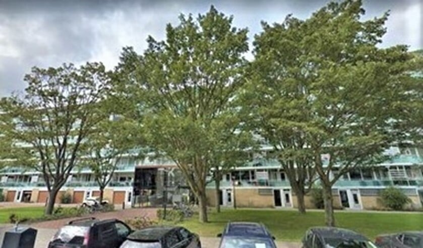 <p>Ingang K van de Prins Johan Willem Frisolaan bleef bijna een dag afgesloten door een storing (foto: Google Streetview).</p>