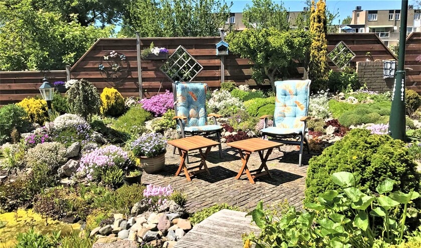 <p>Een tuin met bloemen nodigt uit om heerlijk in te vertoeven (foto: Jan Blokland).</p>