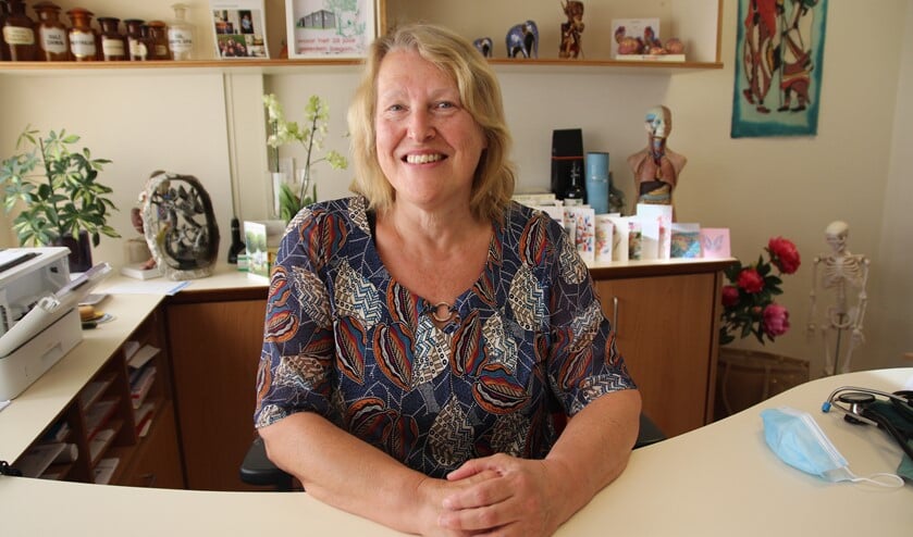 <p>Huisarts Tine Woensdregt is 65 geworden. Ze zet er eind deze maand een punt achter.</p>