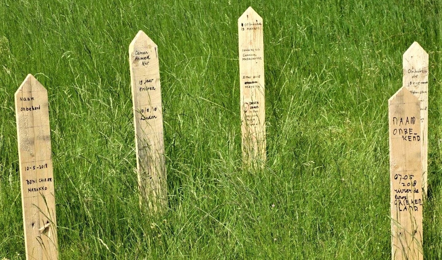 Deze herdenkingspaaltjes zijn geplaatst in de tuin van de Oude kerk aan de Herenstraat in Voorburg (foto: Ap de Heus).