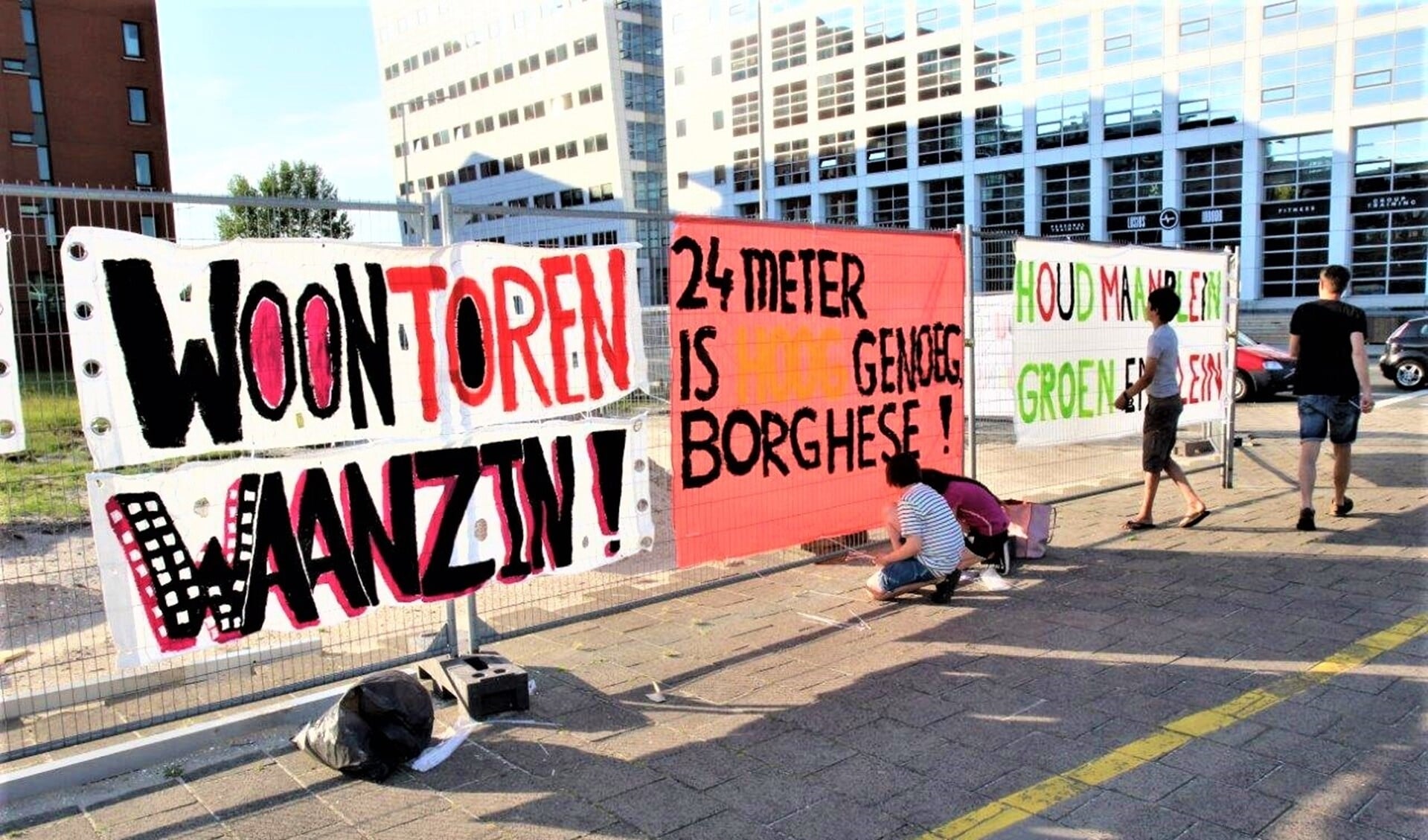 Bewoners van Voorburg West voeren actie tegen de woontorens in de Binckhorst (foto: Ap de Heus).