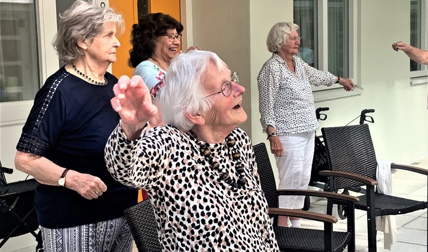 <p>De bewoners vonden de Balkon Beweegdag fantastisch (foto: pr Vidomes).</p>