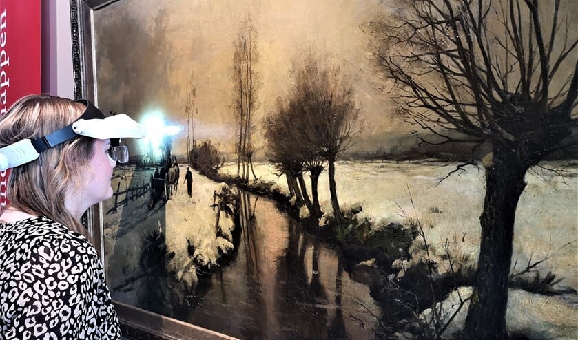 <p>Hoofd museale zaken Karlien Ritter bij het winterlandschap van Barend Brouwer (foto: pr).</p>