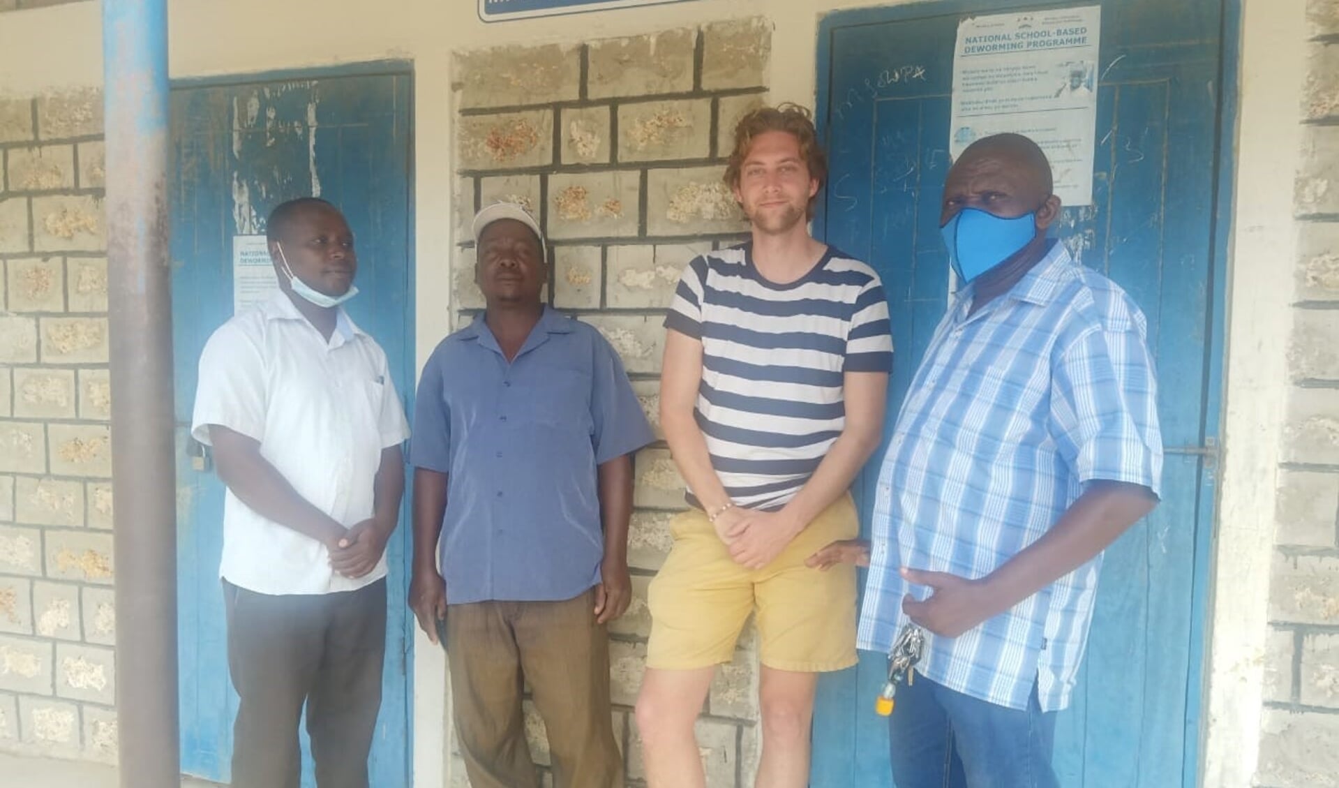 Van links naar rechts: Mr Samuel Nzivo (deputy head teacher, Mr Kamanzo Mwatela (board of management chairman), Bram Over (Close the gap) en Samson Ndegwa (coördinator Tenda Pamoja Kenya).