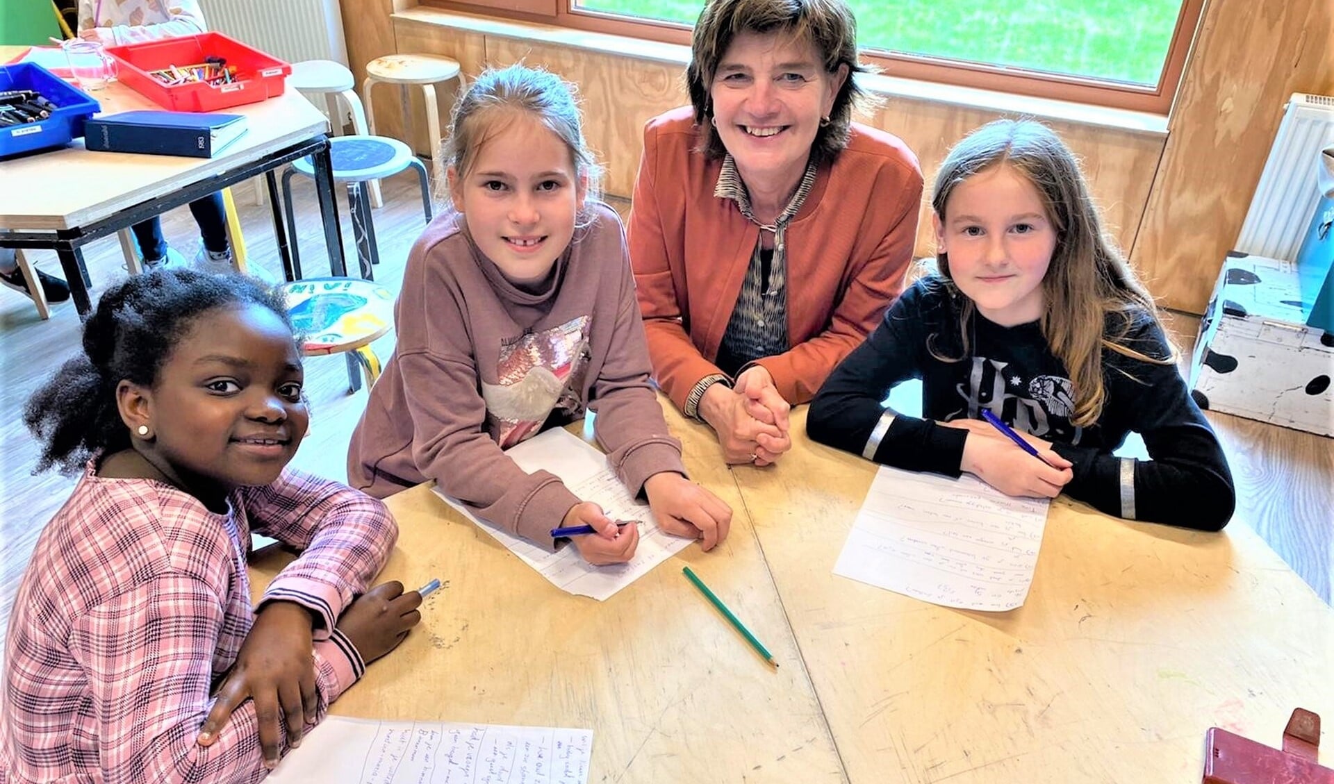 Kinderen van BSO Stoer & Robuust namen Tine Oudshoorn, directeur-bestuurder van Vlietkinderen, een interview af (foto: pr Vlietkinderen).
