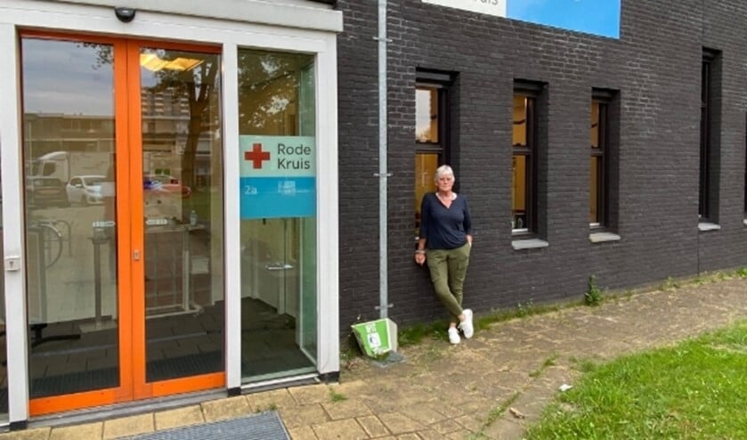 gebouw Rode Kruis aan de Clauslaan. Persoon is Myriam van de Vliervoet vrijwilliger bij het Rode Kruis