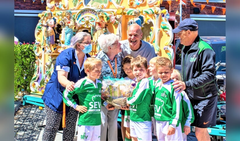 <p>SEV verraste zaterdag de bewoners van twee verzorgingshuizen met een optreden van Het Gezellige Draaiorgel (foto: pr SEV).. </p>