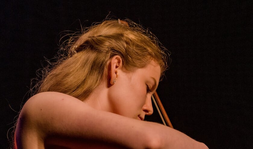 Vivien Giesbertz winnares Talentenloods Klassiek, jong talent op het Huygens Festival podium.