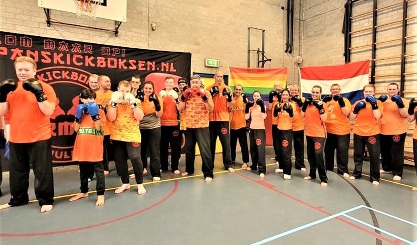 <p>De kickboksers met het (toen nog) oranjegevoel, de regenboogvlag en de roodwitblauwe vlag voor Nederlandse Veteranendag (foto: pr). </p>
