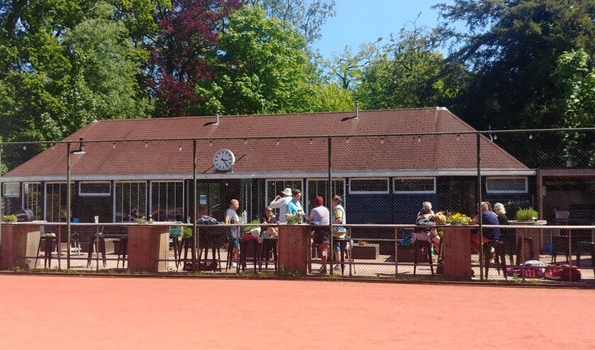 <p>Na afloop van de wedstrijden is het goed toeven in het prachtige - bijna gerenoveerde - monumentale clubhuis met een mooi terras.</p>