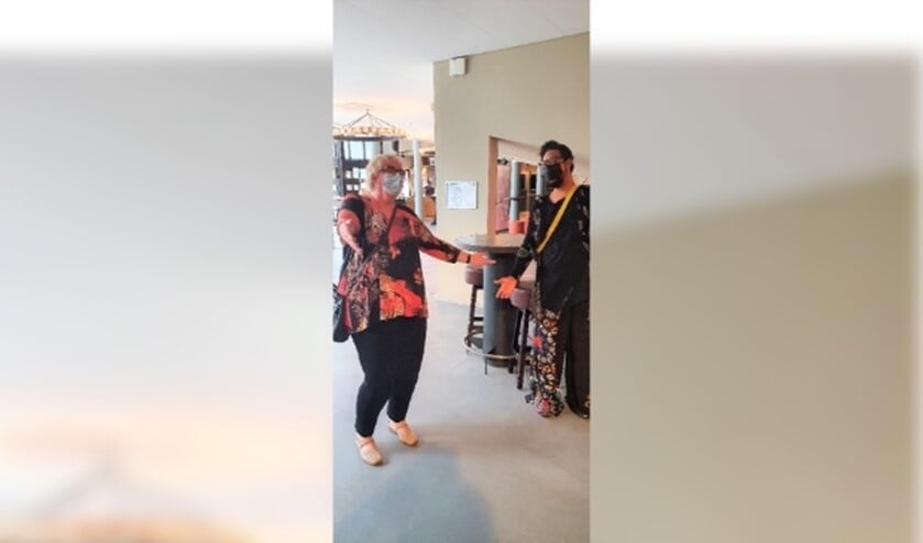 <p>Janny Gooijer van filmhuis Cameo en Tommy Everts van Stadstheater Zoetermeer springen een gat in de lucht.</p>