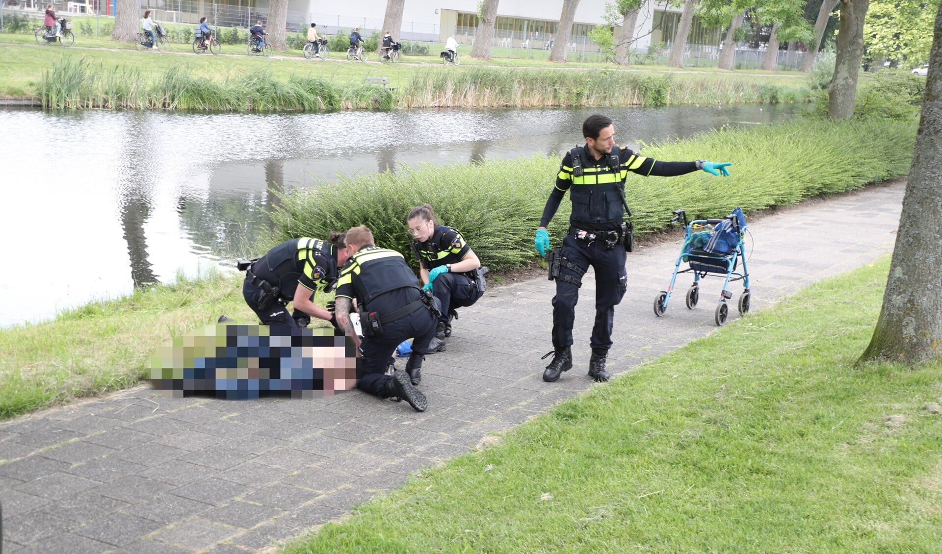 Agenten verleende eerste hulp totdat de ambulance ter plekke was (foto: Rene Hendriks / Regio15).