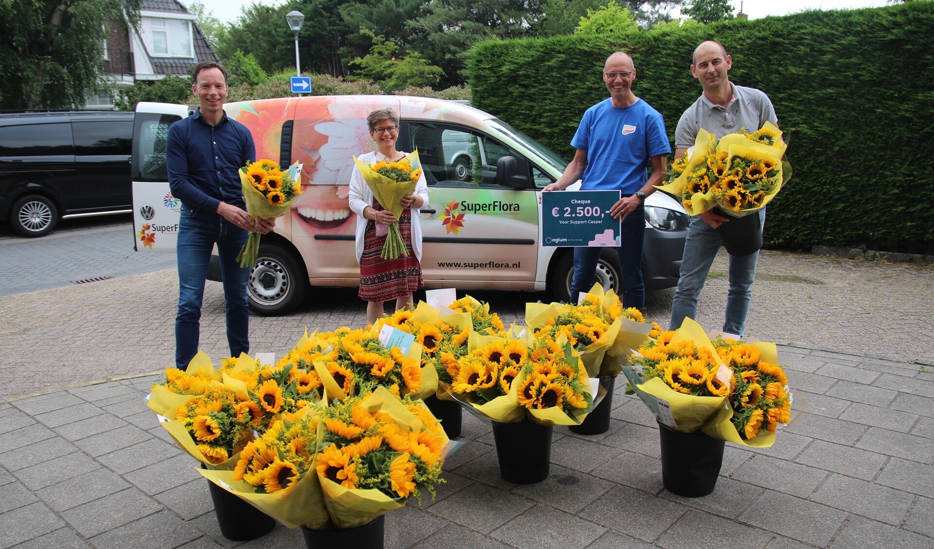 Robbert van Adrichem, Monique Segijn, Stephan Persoon en Ard van Paassen met de prachtige boeketten (zonne)bloemen.