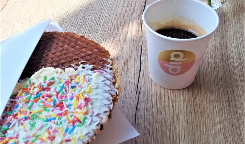 <p>Een lekkere stroopwafel met topping en een verse kop koffie bij dip (foto: Micha van Wissen).</p>