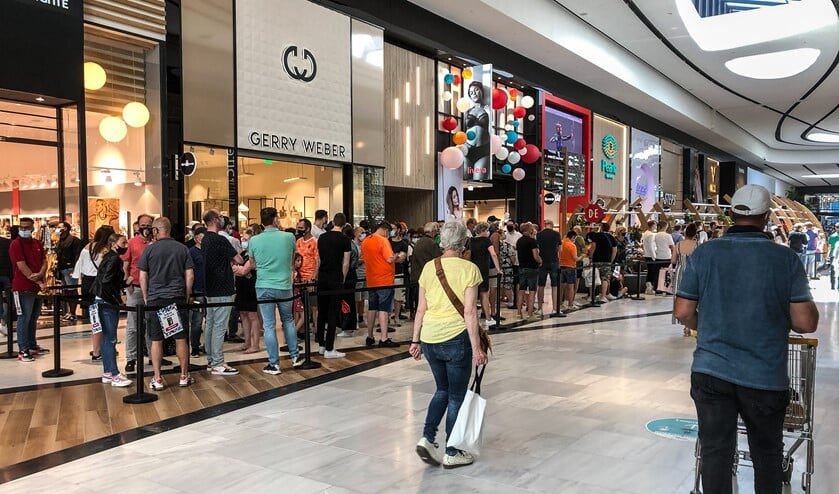<p>De rij voor Paagman in de Westfield Mall (foto: J.H. Bakhuys).</p>