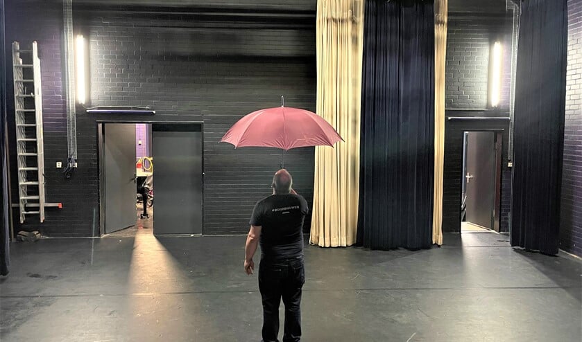 <p>Via het dak van de gerenoveerde 'Kleine Feith' aan het Burg. Feithplein in Voorburg lekte het regenwater de theaterzaal in (foto: Ludens).</p>