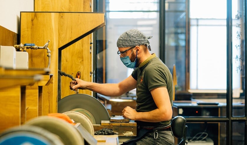 <p>Elwin de Veld slijpt de messen van veel verschillende toprestaurants uit de Randstad (foto: pr).</p>