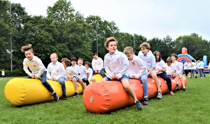 <p>Er waren talrijke (rugbygerelateerde) spelletjes, springkussens, muziek, mooie woorden en voor elk lid een rugbycertificaat (foto: pr VRC).</p>