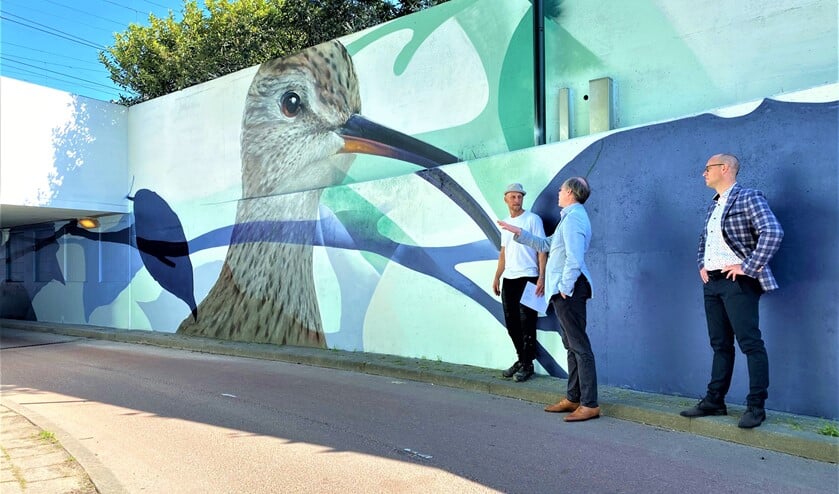 <p>Wethouder Floor Kist neemt een kijkje in de bijzondere tunnel en laat zich informeren door kunstenaar Marcus Debie (foto: gemeente LV).</p>