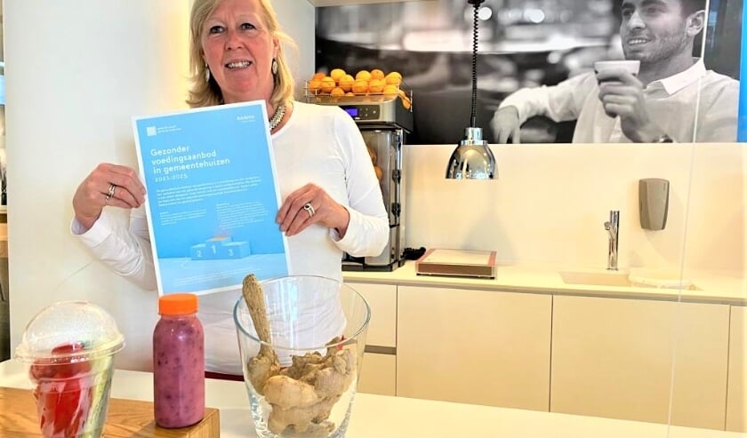 <p>Wethouder Van Eekelen toont de op schrift gestelde Ambitie gezonder voedingsaanbod gemeentehuizen (foto: gemeente LV).</p>