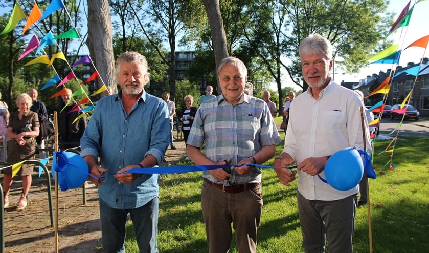 <p>Ben Endlich, voorzitter Multi Bridge, Pieter Hilferink van de Stichting Denksporthuis en<br>Fokko Bos, voorzitter van de PBC, knippen een lint door en daarmee is het bridgehome heropend.</p>